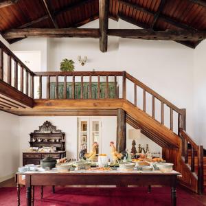 皮尼昂Quinta Nova Winery House - Relais & Châteaux的一张桌子,上面有食物