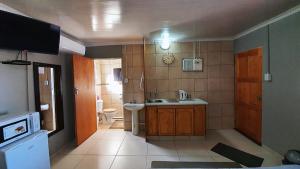 布隆方丹Genesis Self Catering Apartments的一间带水槽和卫生间的浴室