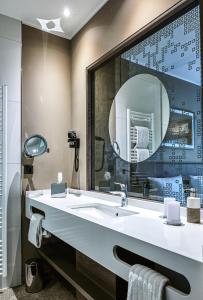康斯坦茨雅各布瓦尔德豪斯酒店的一间带水槽和大镜子的浴室