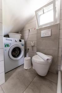 尼亚普拉莫斯Lofos Apartments的一间带洗衣机和卫生间的浴室