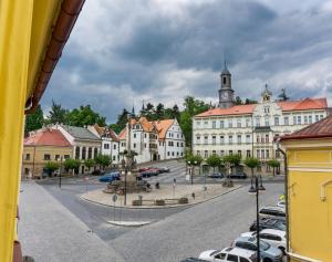 Benešov nad PloučnicíPenzion Růže的享有带钟楼城镇的景致