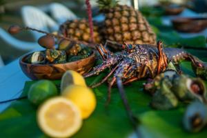 白沙乡澎湖候鳥潮間帶民宿的坐在桌子上,放着水果和蔬菜的龙虾