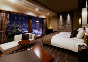 Hotel Granvia Osaka-JR Hotel Group客房内的一张或多张床位