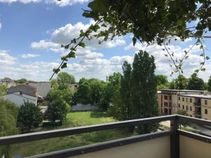 科特布斯Stadtdschungel FeWo mit Balkon的从公寓的阳台上可欣赏到风景。