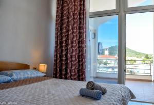 维利伊兹Galeb的一间卧室设有一张床和一个大窗户