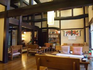 高山古都之梦温泉旅馆的带沙发和桌椅的客厅