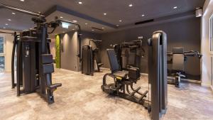 皮茨河谷圣莱昂哈德Alpine Resort Sportalm的健身房,里面设有许多健身器材