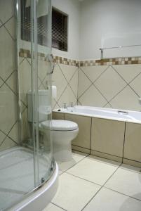 LynchfieldNations Lodge的浴室配有卫生间、盥洗盆和淋浴。
