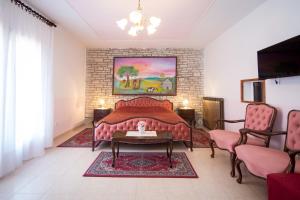 罗维尼Villa Matohanca的客厅配有一张床和两把椅子