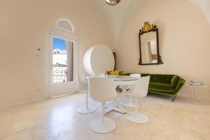 奥斯图尼Palazzo Mascetti Executive Rooms的客厅配有桌子和绿色沙发