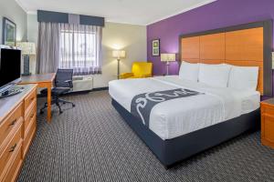 巴吞鲁日拉昆塔酒店加巴吞鲁日齐根莱恩套房的酒店客房设有一张大床和一张书桌。