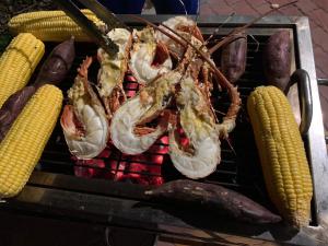 头顿头顿贝拉维斯塔民宿的烤架上的虾和玉米