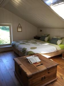 HemelumB&B HemeltjeLief的一间卧室配有一张床和一张木桌