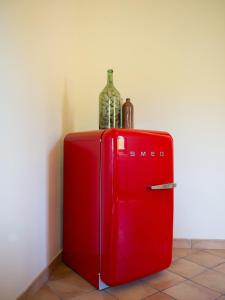 圣维托基耶蒂诺卡萨德罗拓别墅的装有瓶子和酒杯的红色冰箱