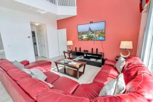 Disney Dream with Hot Tub, Pool, Xbox, Games Room, Lakeview, 10 min to Disney, Clubhouse的休息区
