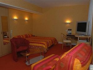 Pont-d'Ouilly国际之家商务酒店的酒店客房配有两张床和一张书桌