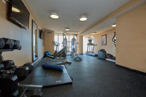 代托纳海滩戴托纳海滨度假酒店度的一间健身房,里面配有跑步机和机器