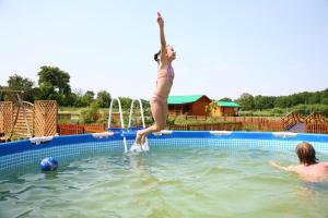 ŁowyńAgrodomek的跳进游泳池的女孩