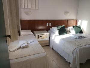 萨尔瓦多波萨达达曼格拉酒店的酒店客房,配有两张带毛巾的床