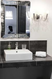 索姆河畔的圣瓦列里奥维尔斯佩德旅馆的浴室设有白色水槽和镜子