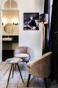 索姆河畔的圣瓦列里奥维尔斯佩德旅馆的客厅配有椅子和桌子