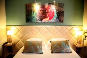 巴黎贝斯特韦斯特安茹拉斐特酒店的配有两张枕头的床的酒店客房