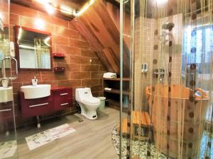 绍兴绍兴老台门鲁迅故里国际青年旅舍的浴室配有卫生间、盥洗盆和淋浴。