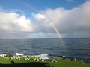 普林斯维尔The Cliffs Club at Princeville的海面上带椅子的彩虹