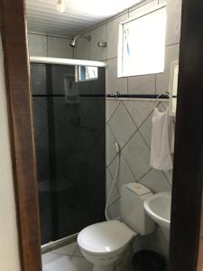 萨尔瓦多Pousada Mar Aberto的一间带卫生间和水槽的浴室