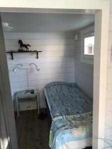 SmedjebackenLottas stuga的一间小卧室,配有一张床和一张桌子