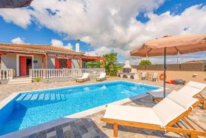 扎金索斯镇Pothos Villas的一座带游泳池和房子的别墅