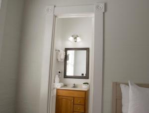 基韦斯特Duval House的一间带水槽和镜子的浴室