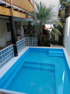 曼克拉Don Giovanni Mancora的一座带蓝色游泳池的别墅后院的游泳池