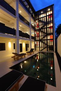 清迈99号画廊酒店- SHA Extra Plus的一座房子前面设有游泳池
