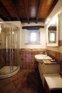 梅尔卡特勒瓦尔迪佩萨德诺西德尔泰努塔乡村民宿的一间带玻璃淋浴和水槽的浴室