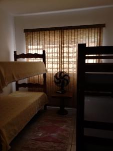 蒙蒂锡昂Casa Star的一间卧室设有两张双层床和一扇窗户。