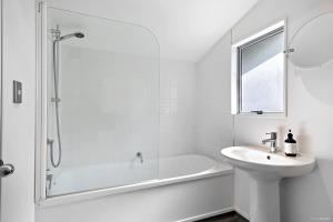 惠灵顿TrinketBox的白色的浴室设有浴缸和水槽。