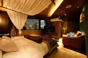 东京Hotel VARKIN的一间卧室配有一张大床和电视