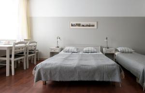 派尔努普罗梅纳迪别墅的卧室配有一张床和一张桌子及椅子