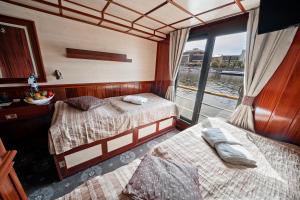Florentina boat客房内的一张或多张床位