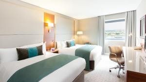 伦敦皇冠假日伦敦多克兰酒店的酒店客房设有两张床和窗户。