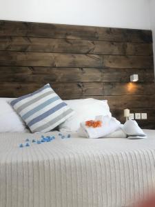 艾丽奇Ammos Luxury Studios的床上配有白色枕头和蓝莓