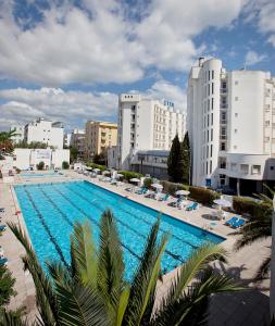 西尼加利亚HR Senigallia, già Hotel Ritz的一座位于城市的大型游泳池,