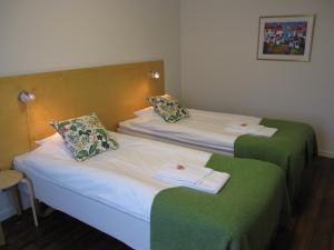 耶夫勒Hotell Ramudden的绿白色客房内的两张床