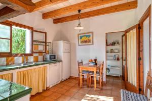 阿尔库迪亚Villa Vertent的厨房配有桌子和冰箱