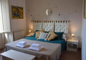 陶尔米纳Guest house Le Sibille的一间卧室配有带毛巾的床