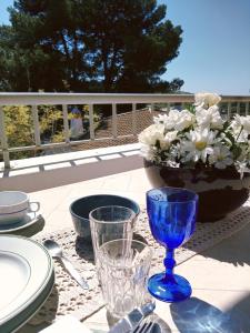 拉戈斯金塔多斯卡拉克丝酒店的桌子,上面有盘子,玻璃杯,花瓶