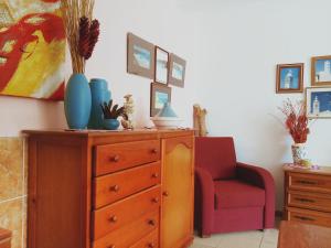 拉戈斯金塔多斯卡拉克丝酒店的一间设有梳妆台和红色椅子的房间