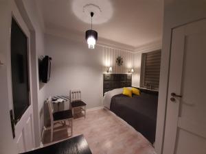 布斯克·兹德鲁伊Villa Senso的一间卧室配有一张带黄色枕头和桌子的床