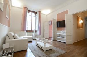 佛罗伦萨Speziali - Deluxe 2 bedroom flat nearby Piazza Repubblica的客厅配有白色的沙发和桌子